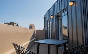 Spacious Studio W/ Balcony & Ac By Lovelystay